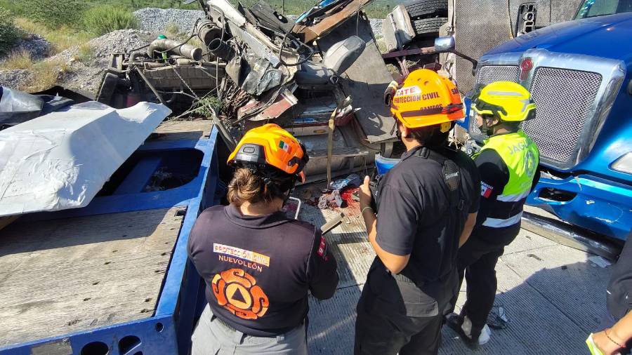 Protección Civil de Nuevo León acudió al kilómetro 80 de la autopista Saltillo-Monterrey para atender el accidente.