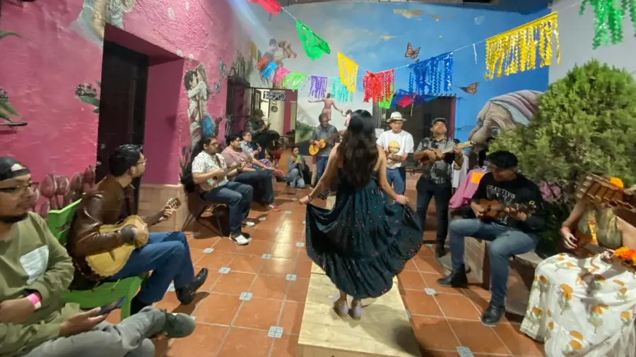 El primer fandango en Casa Rosa, el 13 de septiembre de 2025, con papel picado, músicos y bailadores sobre la tarima.