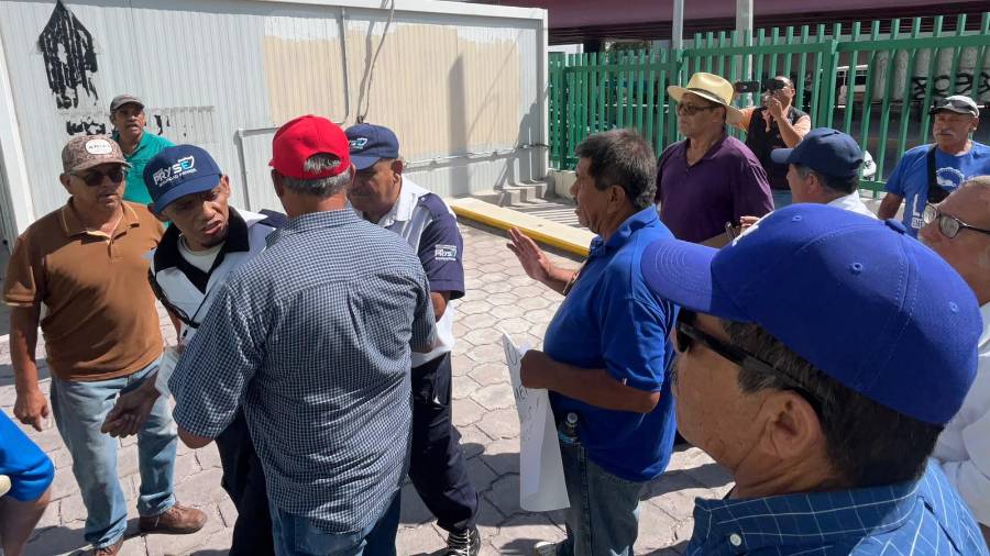 El IMSS en Coahuila recibió a un grupo de personas que acudió al Hospital General de Zona No. 7 de Monclova para plantear inquietudes sobre la atención médica.