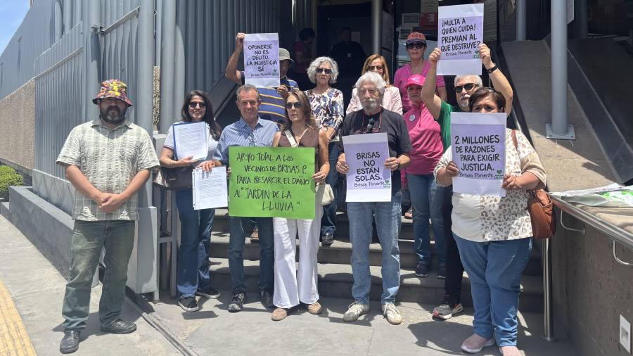 Vecinos denunciaron daños a un jardín de lluvia y encharcamientos en la colonia.