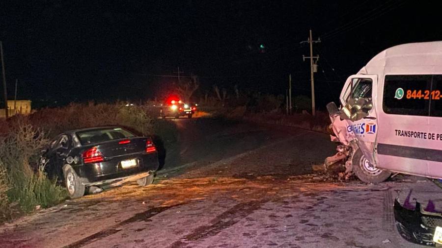 Corporaciones de seguridad mantuvieron cerrada parcialmente la carretera estatal a Derramadero tras el choque frontal registrado durante la noche.