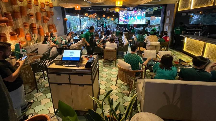 Los saltillenses abarrotaron los restaurantes para ver el partido entre México y Corea del Sur.