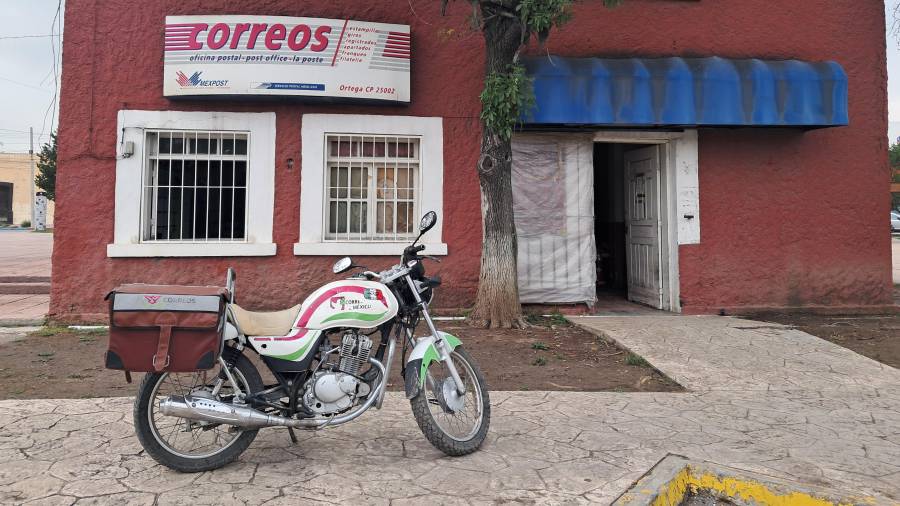 Aunque las cartas personales han disminuido, Correos de México mantiene su actividad con paquetería, envíos institucionales y entregas relacionadas con las compras por internet.