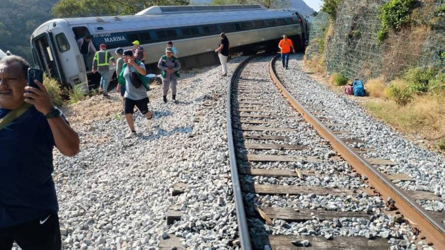 El Corredor Interoceánico del Istmo de Tehuantepec informa que se registró un evento ferroviario a la altura de Nizanda, Oaxaca, sobre la Línea Z, en el que viajaban 9 integrantes de la tripulación y 241 personas pasajeras, a bordo de dos locomotoras y cuatro vagones de pasajeros.