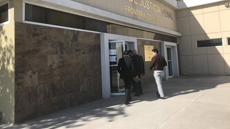 El imputado acudió a audiencia inicial en el Centro de Justicia Penal Acusatorio, donde el juez determinó modificar la medida cautelar.