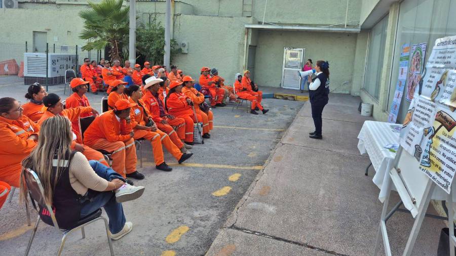 Personal de Trabajo Social del IMSS Coahuila desarrolla actividades de orientación dentro de la estrategia ‘Ella y Él’.