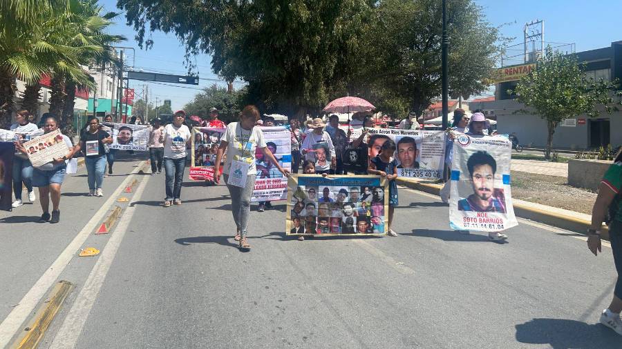 Familias marcharon por el Paseo Colón con fichas e imágenes de sus seres queridos desaparecidos.