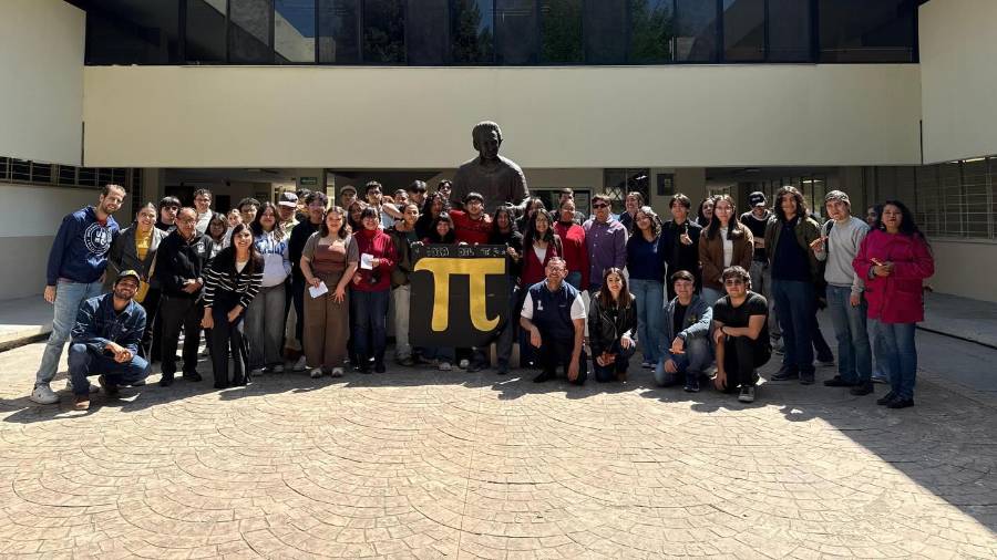 La conmemoración al número irracional comenzó en el año de 1988 por el físico Larry Shaw.