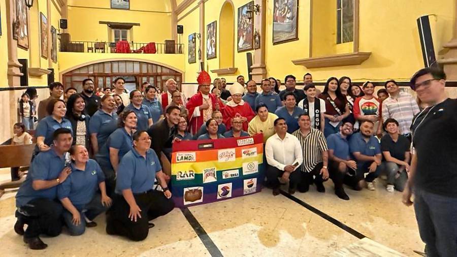 Colectivos y representantes de la Iglesia católica participaron en una misa realizada en la Parroquia de San Esteban, en Saltillo.