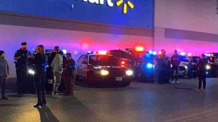 Versiones de testigos, que no han sido confirmadas oficialmente, apuntan al gerente nocturno del Walmart como el autor de los disparos