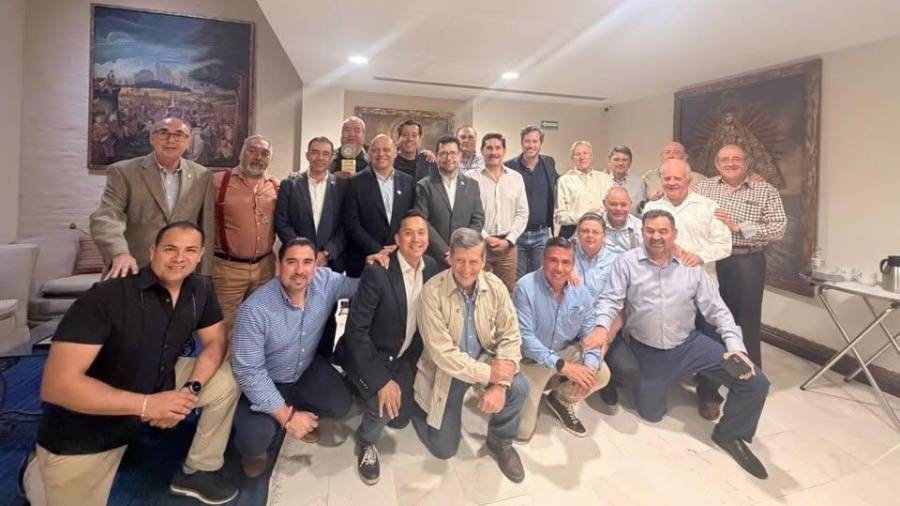 Carlos Ulises Orta Canales —abajo y al centro— rindió protesta como presidente del Club Rotario Saltillo de Valle Arizpe para el periodo 2026-2027, durante la ceremonia de cambio de mesa directiva.