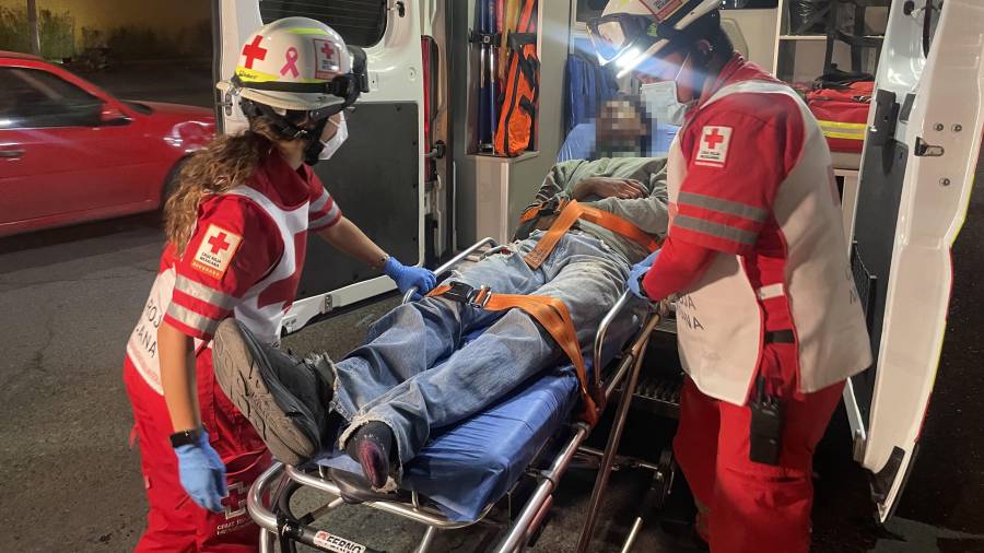 Paramédicos de la Cruz Roja trasladaron al motociclista al Hospital General para descartar lesiones de gravedad.