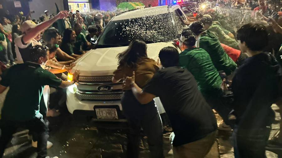 Familias completas salieron al centro de Saltillo para compartir la emoción del triunfo mexicano.