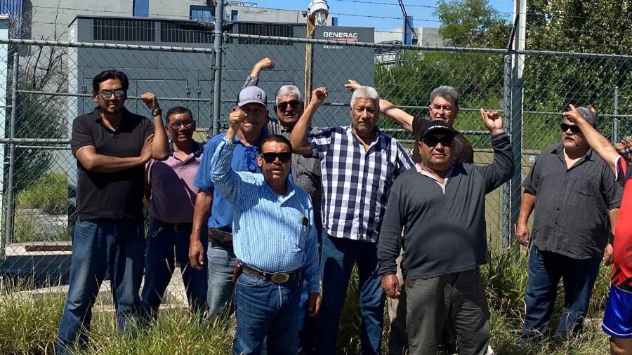 Exobreros de AHMSA durante una de las manifestaciones frente a las instalaciones de la siderúrgica en Monclova.