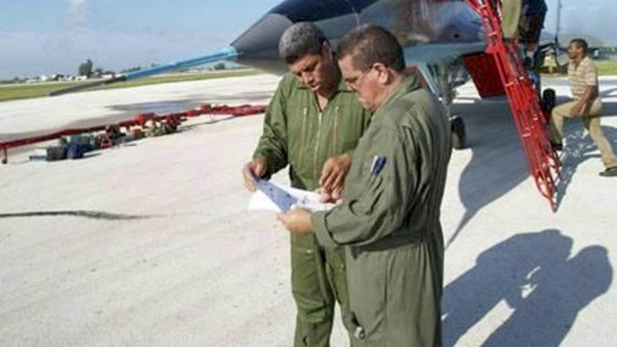 De izquierda a derecha, al teniente coronel Luis Raúl González-Pardo y a Lorenzo Alberto Pérez-Pérez, ambos pilotos de MiG de la Fuerza Aérea Cubana.
