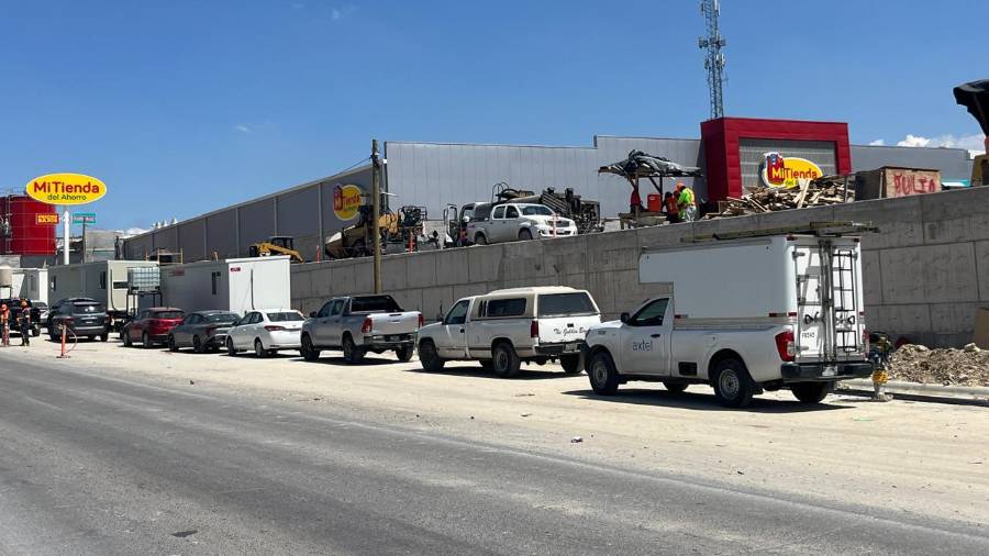 Fue en el mes de mayo que fue instalada una manta en una barda del lugar de la obra con los puestos de trabajo que se encontraban solicitando.