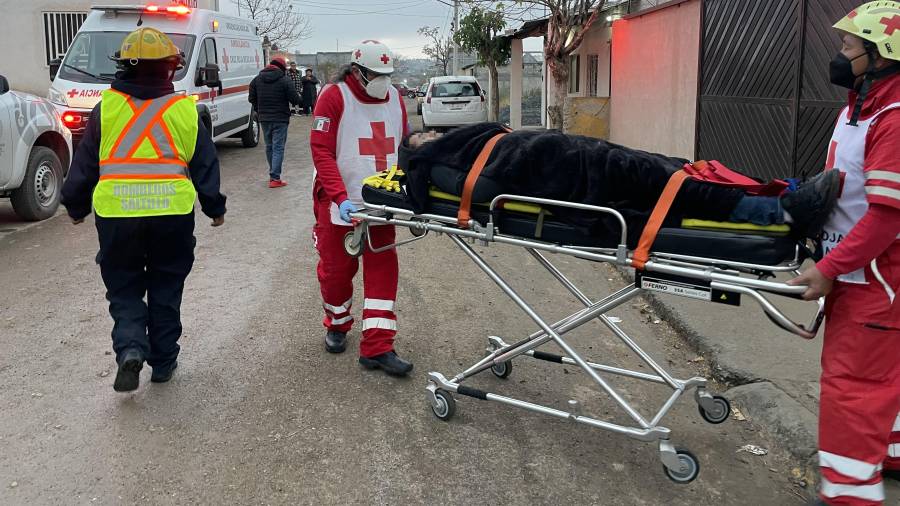 El joven fue trasladado a la Clínica Dos del IMSS para descartar lesiones internas.