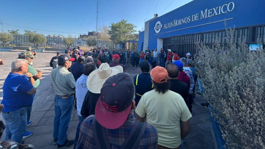 Exobreros se manifestaron en la Planta 1 de AHMSA para exigir el pago de lo adeudado.