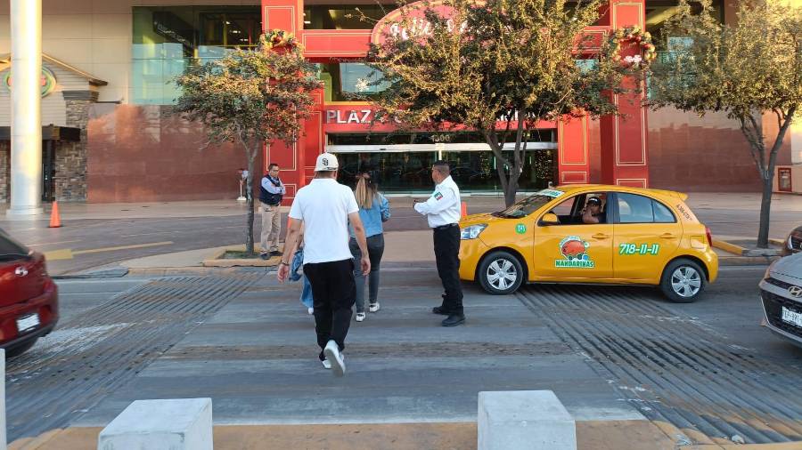 Elementos de Tránsito mantienen presencia permanente en áreas comerciales de alta afluencia.