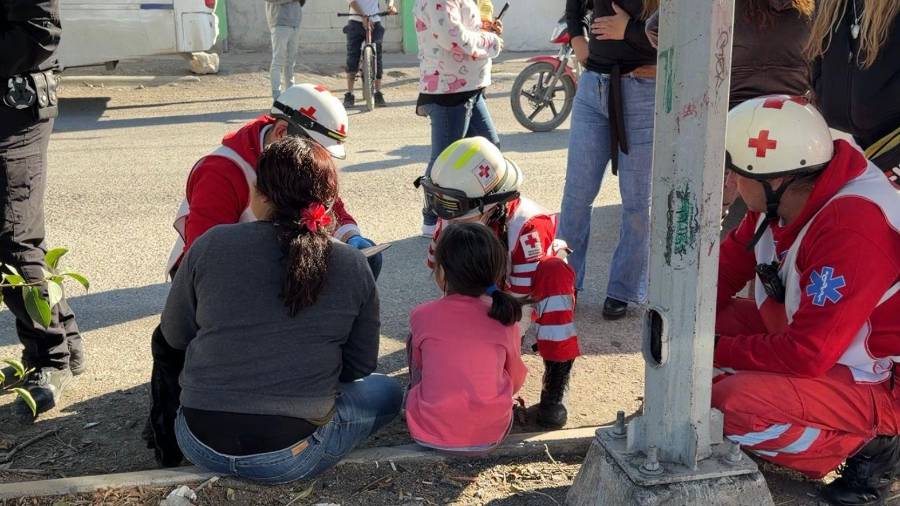 Elementos de emergencia brindaron atención a la menor tras ser atropellada en el bulevar Revolución, en la colonia Mirasierra.