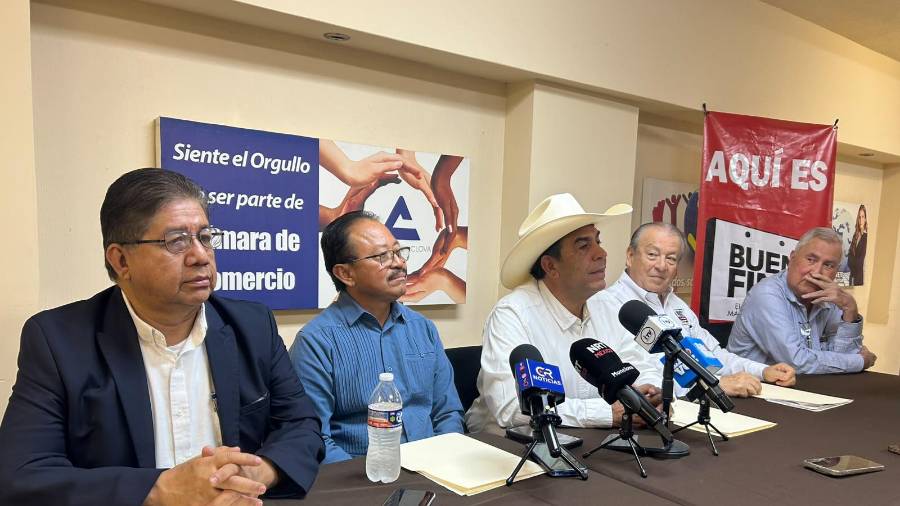El presidente de Canaco Monclova, Arturo Valdez, encabezó la presentación de la campaña de descuentos ante los medios de comunicación.