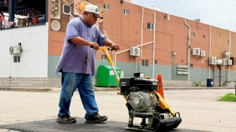 Durante este fin de semana, los esfuerzos de pavimentación se concentraron en arterias clave como Hermenegildo Farías y Anatulio Aguirre. FOTOS: CORTESÍA