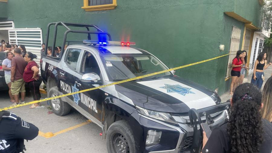 La tragedia provocó la indignación de vecinos, quienes rodearon la patrulla y exigieron justicia por la muerte de una mujer.