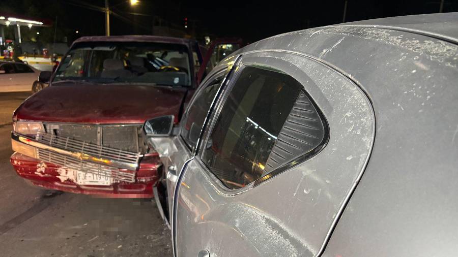 La parte frontal del Dodge Charger quedó completamente destruida tras el impacto directo contra la camioneta familiar.