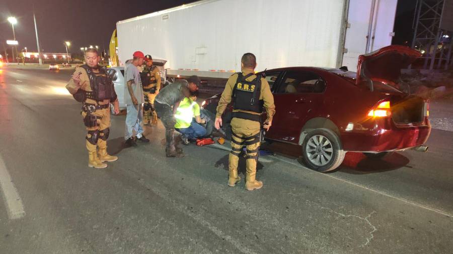 Elementos del GRS apoyaron a un automovilista en la carretera a Zacatecas y resguardaron la zona para evitar riesgos.