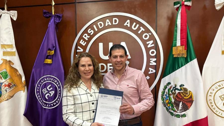 El rector Octavio Pimentel Martínez le entregó el nombramiento oficialmente