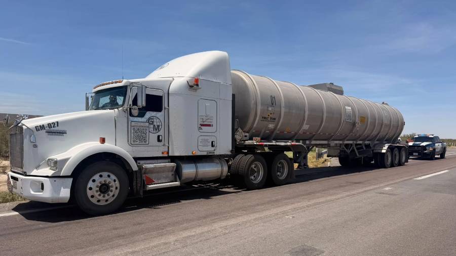 El tráiler con combustible quedó a disposición de las autoridades.