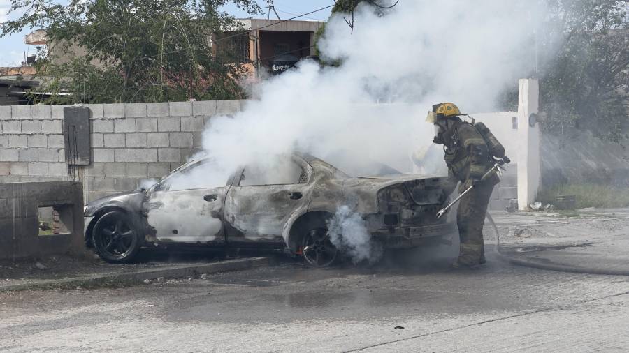 Elementos del cuerpo de bomberos acudieron a apagar las llamas.