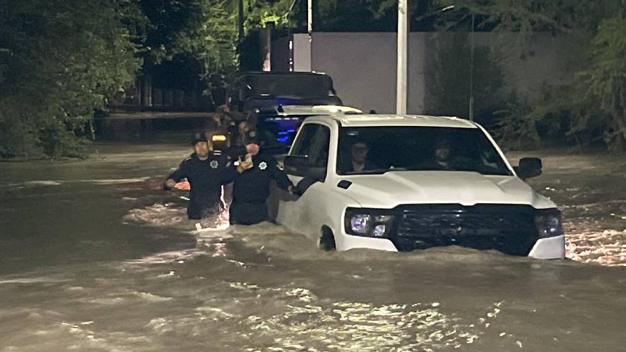 Agentes arriesgaron el físico para poner fuera de peligro a los tripulantes de la troca.