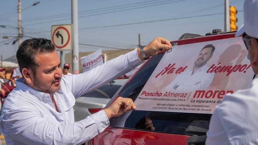 Poncho Almeraz inició sus recorridos por las colonias de Monclova como precandidato único de Morena.