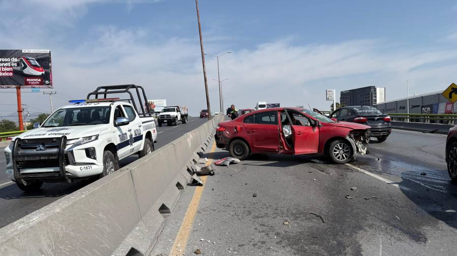 Dos mujeres resultaron con lesiones leves luego de que el vehículo en el que viajaban se impactara contra el muro de contención en el puente de Rufino Tamayo, tras perder el control durante un cambio de carril.