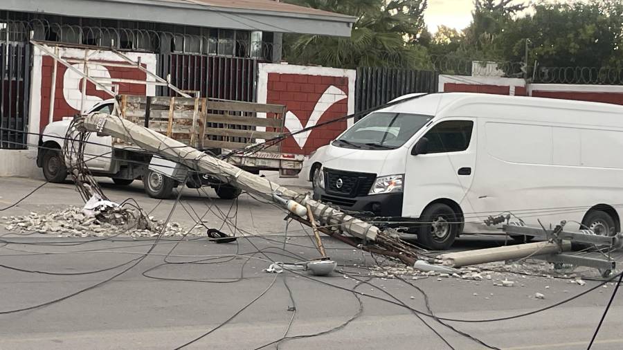 Los cables de alta tensión quedaron tendidos sobre el pavimento.