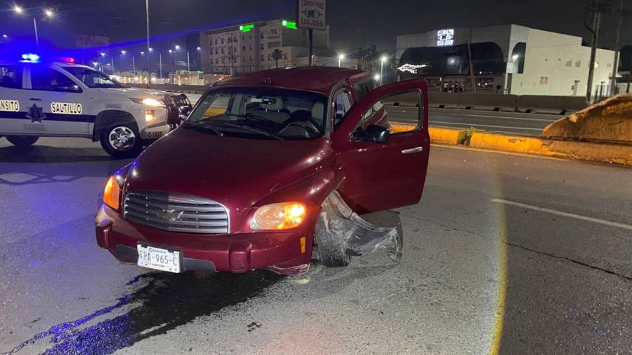 Presuntamente perdió el control del volante y chocó contra una cuneta.
