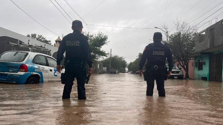 Elementos de la Policía Civil Coahuila realizaron diversos rescates en sectores inundados de Piedras Negras, donde automovilistas quedaron atrapados tras intentar cruzar vialidades afectadas por las intensas lluvias registradas durante la madrugada.