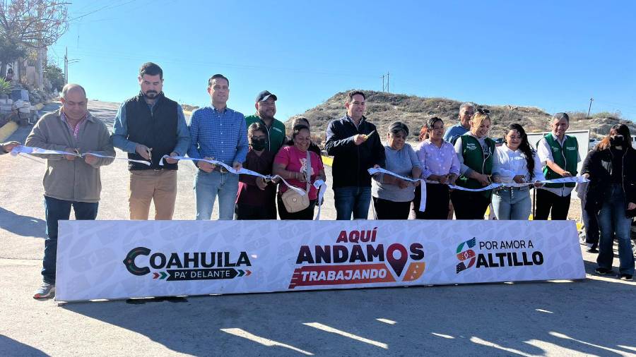 El alcalde Javier Díaz González encabezó la entrega de cinco vialidades pavimentadas en la colonia Las Margaritas, al poniente de Saltillo.