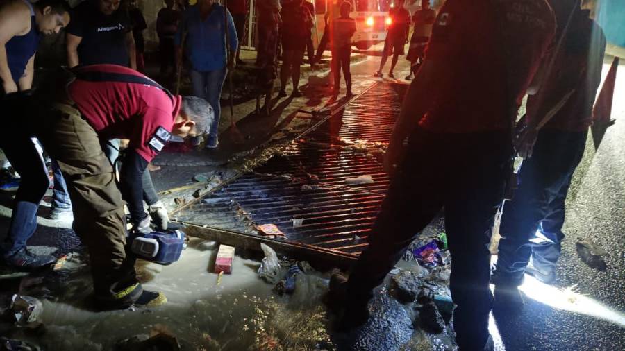 Utilizando equipo especializado y maniobras de acceso, rescatistas inspeccionaron el sistema de drenaje para descartar riesgos, confirmando posteriormente que no había personas dentro del colector.