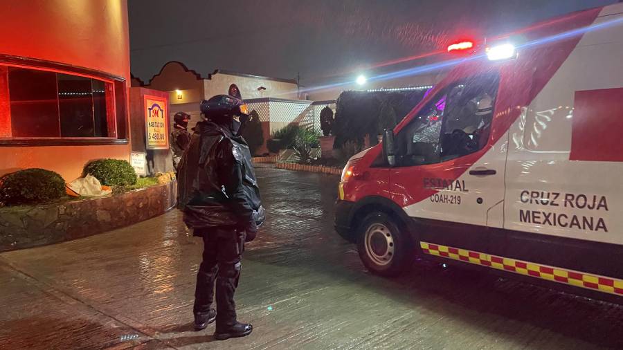 El reporte movilizó a las autoridades municipales; se especulaba que la dama se encontraba estaba golpeada dentro de la habitación.