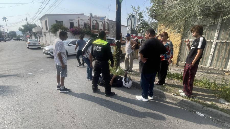 Paramédicos llegaron al lugar de los hechos para atender al motociclista.