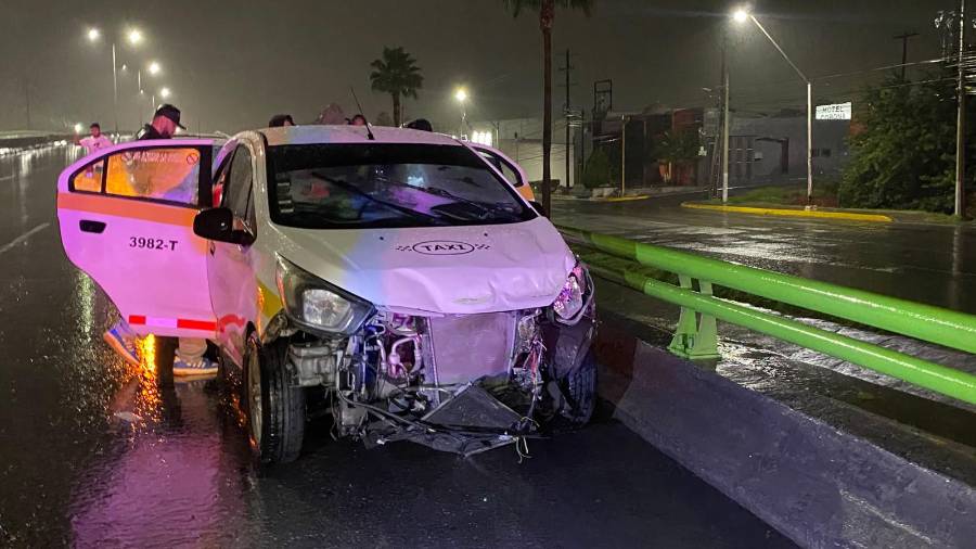 El taxi quedó con la parte frontal destruida tras impactarse contra la barrera metálica del puente vehicular, en el carril de baja velocidad.