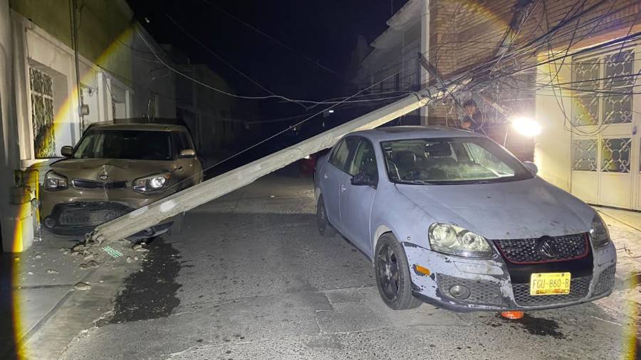La estructura quedó atravesada sobre la calle Comandante Leza y alcanzó dos vehículos y la fachada de una vivienda.