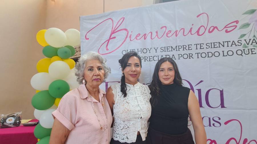 María Teresa Ramos, fundadora de Ayuda Rosa; Alexandra Flores, coordinadora estratégica; y Lourdes Flores, representan tres generaciones que han mantenido viva la labor de apoyo a mujeres con cáncer en Coahuila.