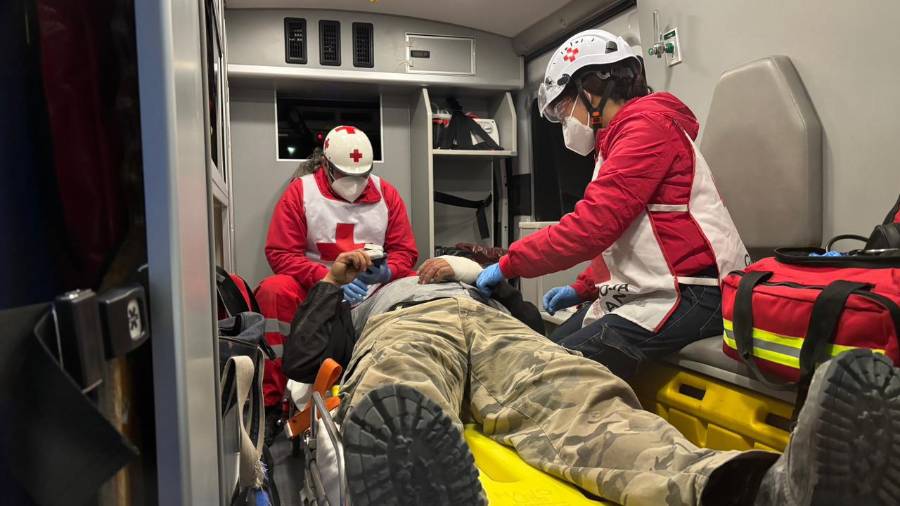 Paramédicos de la Cruz Roja atendieron al herido y lo trasladaron al hospital.