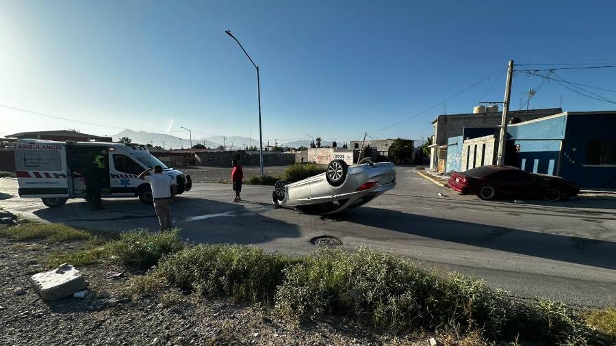 El Hyundai Sonata terminó volcado luego de impactar contra un Ford Mustang estacionado.