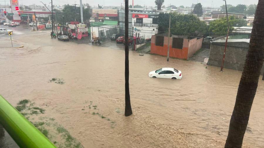 En distintos puntos de la ciudad se registraron encharcamientos y cierres preventivos de circulación debido a la intensidad de las precipitaciones.