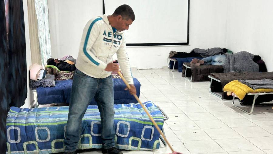 Migrantes cubanos reciben resguardo en instalaciones de Protección Civil en Monclova ante el descenso de temperatura.