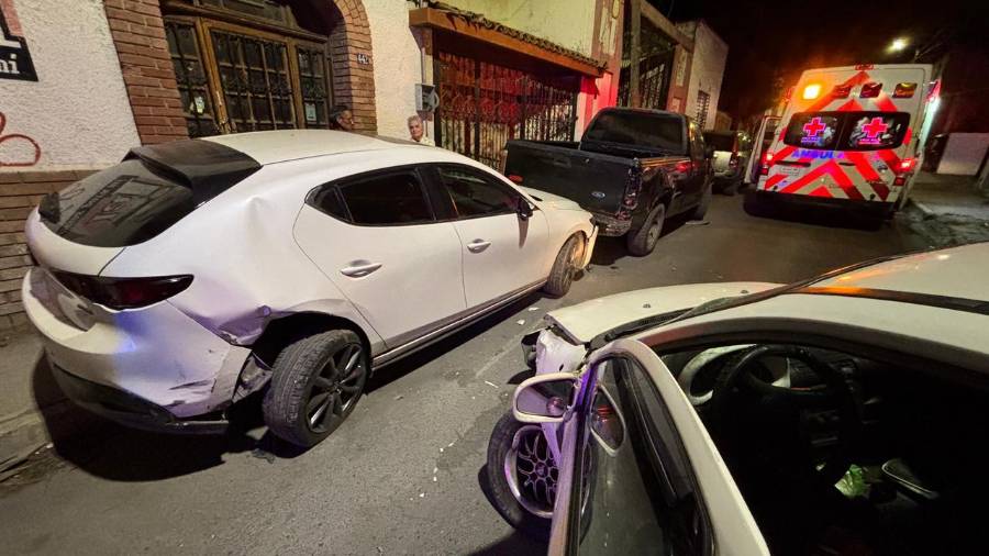 El conductor perdió el control de su vehículo y se impactó contra dos unidades estacionadas .